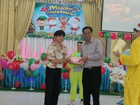 ผู้อำนวยการโรงเรียนห้วยผึ้งพิทยา จัดกิจกรรมปีใหม่ร่วมกับคณะครูแล
