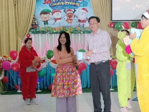 ผู้อำนวยการโรงเรียนห้วยผึ้งพิทยา จัดกิจกรรมปีใหม่ร่วมกับคณะครูแล