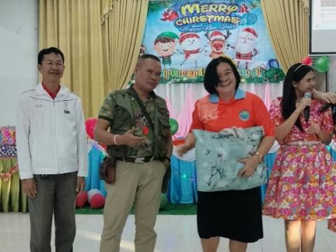 ผู้อำนวยการโรงเรียนห้วยผึ้งพิทยา จัดกิจกรรมปีใหม่ร่วมกับคณะครูแล