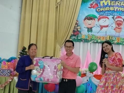 ผู้อำนวยการโรงเรียนห้วยผึ้งพิทยา จัดกิจกรรมปีใหม่ร่วมกับคณะครูแล