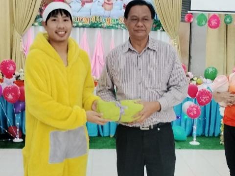 ผู้อำนวยการโรงเรียนห้วยผึ้งพิทยา จัดกิจกรรมปีใหม่ร่วมกับคณะครูแล