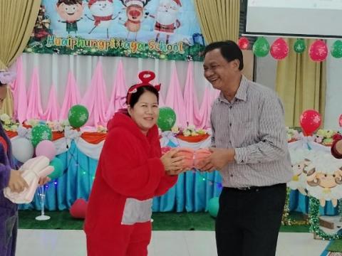 ผู้อำนวยการโรงเรียนห้วยผึ้งพิทยา จัดกิจกรรมปีใหม่ร่วมกับคณะครูแล