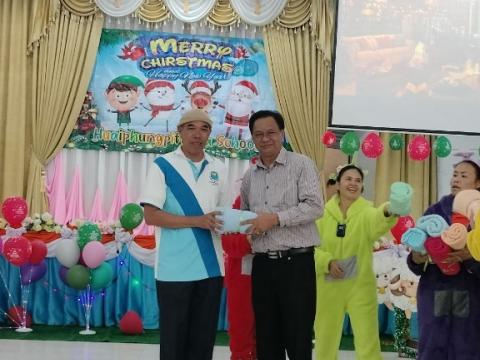 ผู้อำนวยการโรงเรียนห้วยผึ้งพิทยา จัดกิจกรรมปีใหม่ร่วมกับคณะครูแล