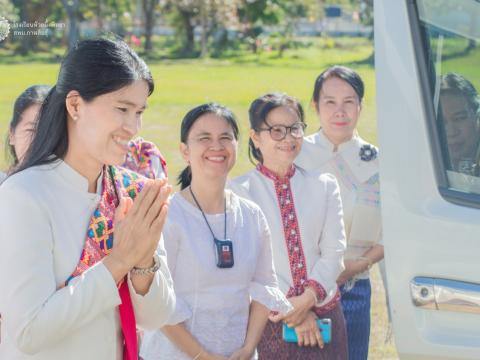 ผู้อำนวยการโรงเรียนห้วยผึ้งพิทยา นายเกรียงไกร กิ่งแก้ว ร่วมกับคณ