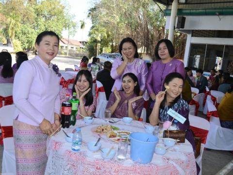 ผู้อำนวยการโรงเรียนห้วยผึ้งพิทยา พร้อมคณะครูและบุคลากร ร่วมกิจกร