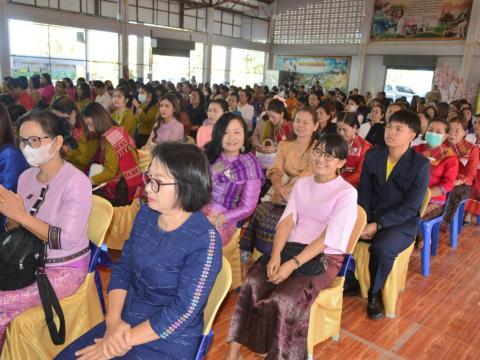 ผู้อำนวยการโรงเรียนห้วยผึ้งพิทยา พร้อมคณะครูและบุคลากร ร่วมกิจกร