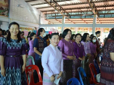 ผู้อำนวยการโรงเรียนห้วยผึ้งพิทยา พร้อมคณะครูและบุคลากร ร่วมกิจกร