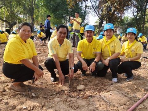 ผู้อำนวยการ พร้อมคณะครู และนักเรียนโรงเรียนห้วยผึ้งพิทยา ร่วมปลู