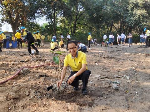 ผู้อำนวยการ พร้อมคณะครู และนักเรียนโรงเรียนห้วยผึ้งพิทยา ร่วมปลู