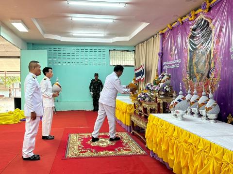 ผู้บริหาร คณะครู และบุคลากรทางการศึกษาร่วม ถวายพระพร พระบรมราชิน