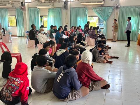 จัดประชุมผู้ปกครองนักเรียนเพื่อทำความเข้าใจและแก้ปัญหาด้านต่างๆ