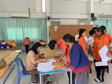 คณะครูแจกทุนปัจจัยพื้นฐาน นักเรียนระดับชั้นมัธยมศึกษาตอนต้น