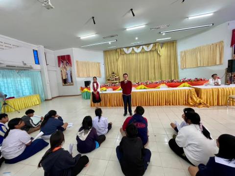 คณะครูแจกทุนปัจจัยพื้นฐาน นักเรียนระดับชั้นมัธยมศึกษาตอนต้น