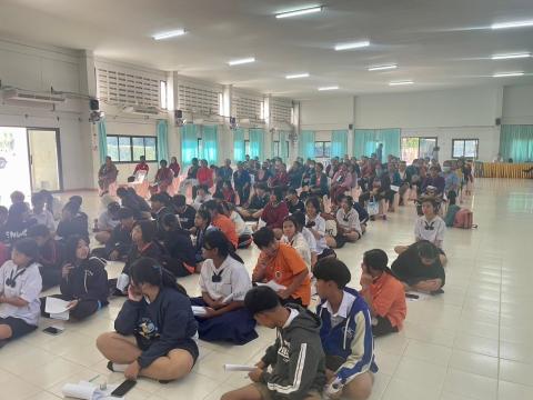 คณะครูแจกทุนปัจจัยพื้นฐาน นักเรียนระดับชั้นมัธยมศึกษาตอนต้น