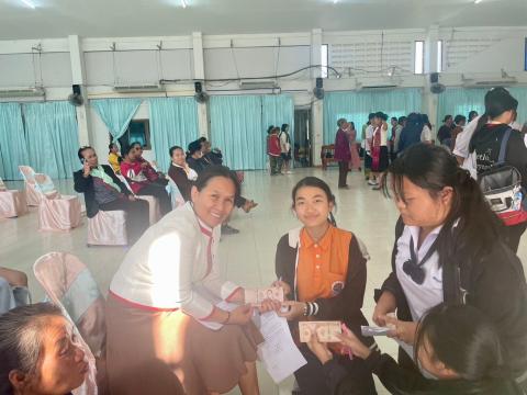 คณะครูแจกทุนปัจจัยพื้นฐาน นักเรียนระดับชั้นมัธยมศึกษาตอนต้น